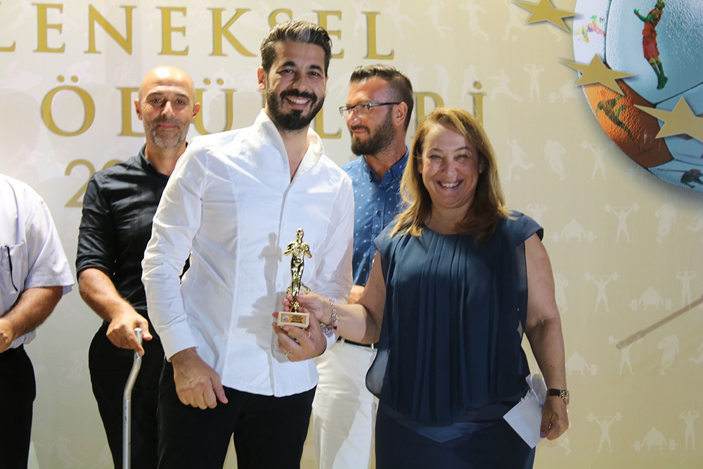 Geleneksel ödüller sahiplerini buldu 11
