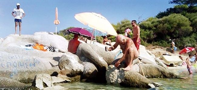 Cezaya kızdı, Deniz Kızı heykelini kırdı!