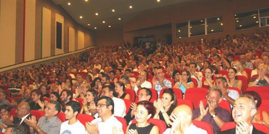 Tiyatro Eylülü alkışlarla başladı