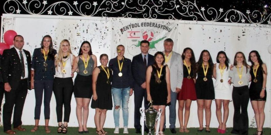Hentbolda ödüller verildi