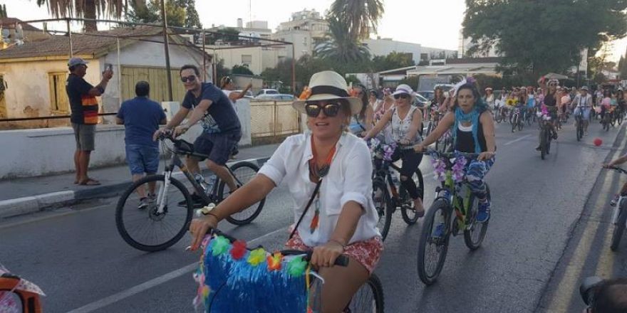 Kadınlar, bisikletleri ile sokaklardaydı