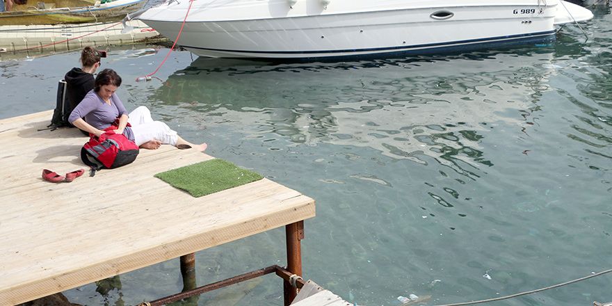 Turistler pis denizi seyrediyor!