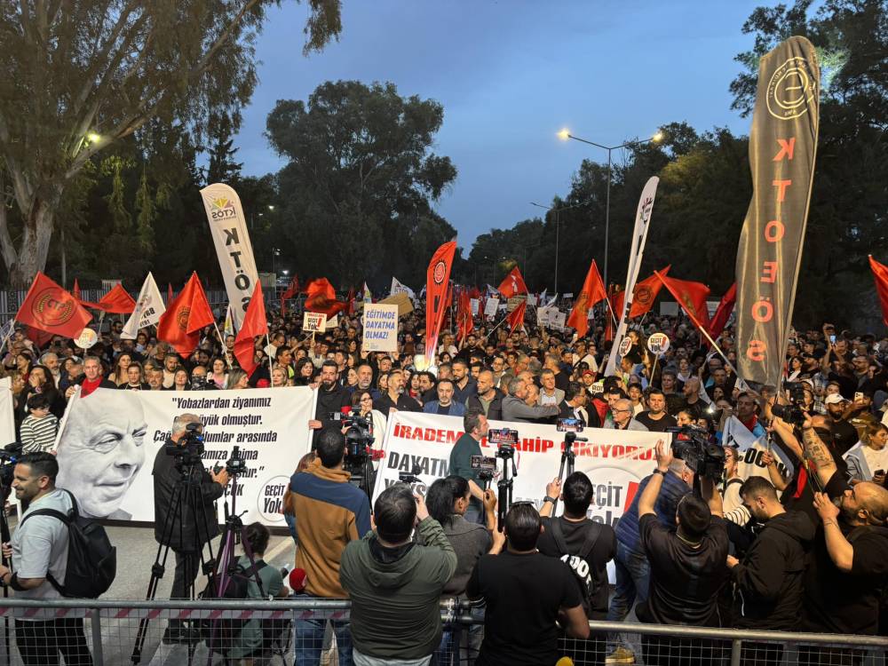 Halk meydanda: "Geçit Yok" 12