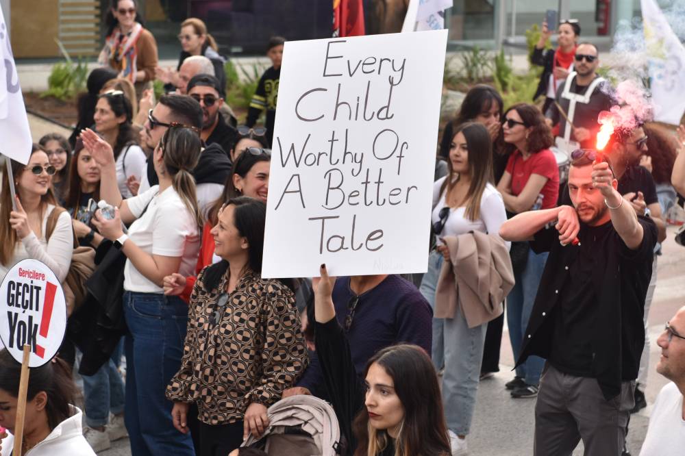 Halk meydanda: "Geçit Yok" 15