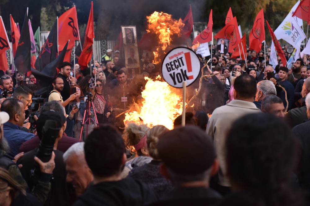 Halk meydanda: "Geçit Yok" 16
