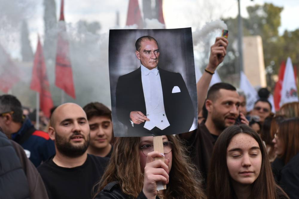 Halk meydanda: "Geçit Yok" 17