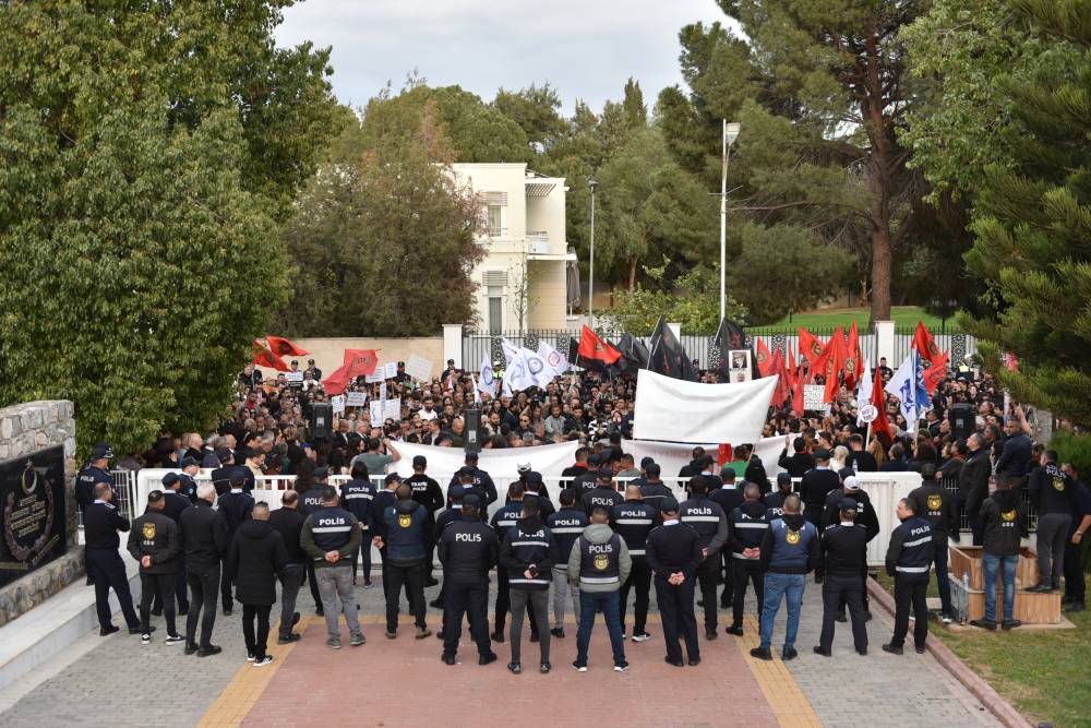 Halk meydanda: "Geçit Yok" 22