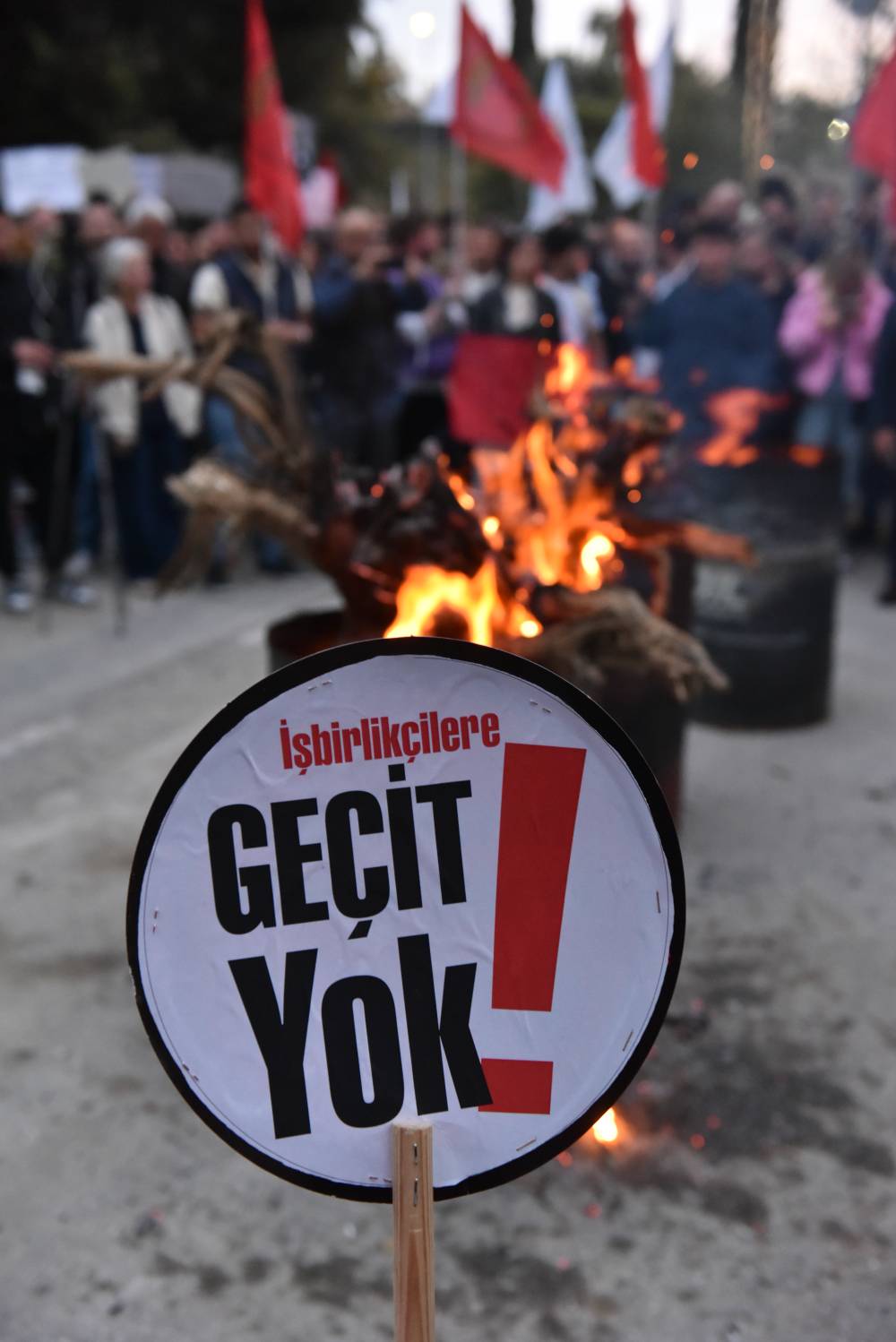 Halk meydanda: "Geçit Yok" 23