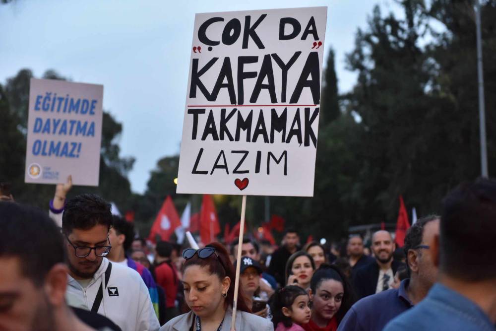 Halk meydanda: "Geçit Yok"