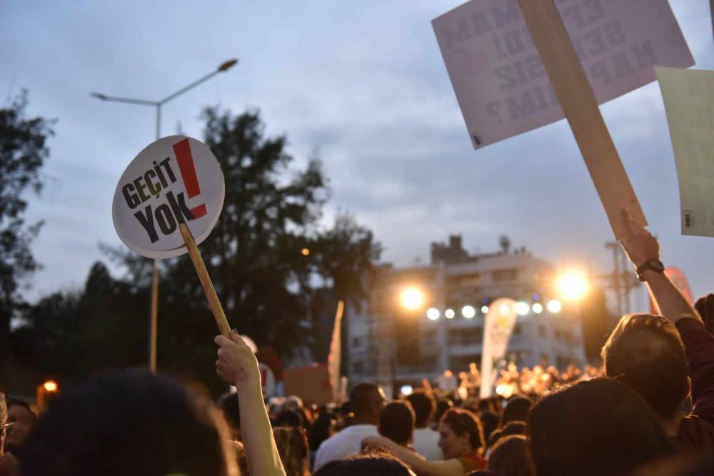 Halk meydanda: "Geçit Yok"