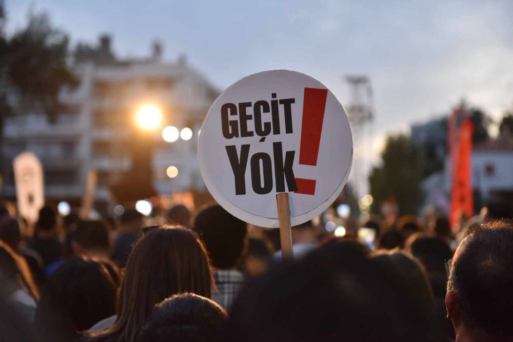 Halk meydanda: "Geçit Yok"