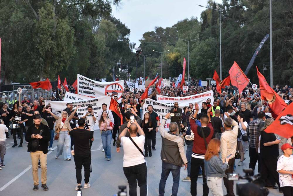 Halk meydanda: "Geçit Yok" 8