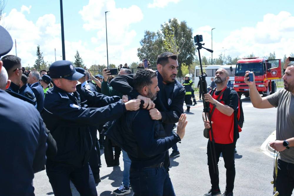 Halk sokakta: "Hükümet istifa" 10