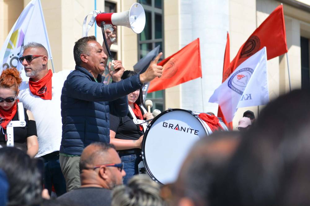 Halk sokakta: "Hükümet istifa" 16