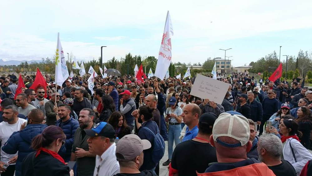 Halk sokakta: "Hükümet istifa" 24