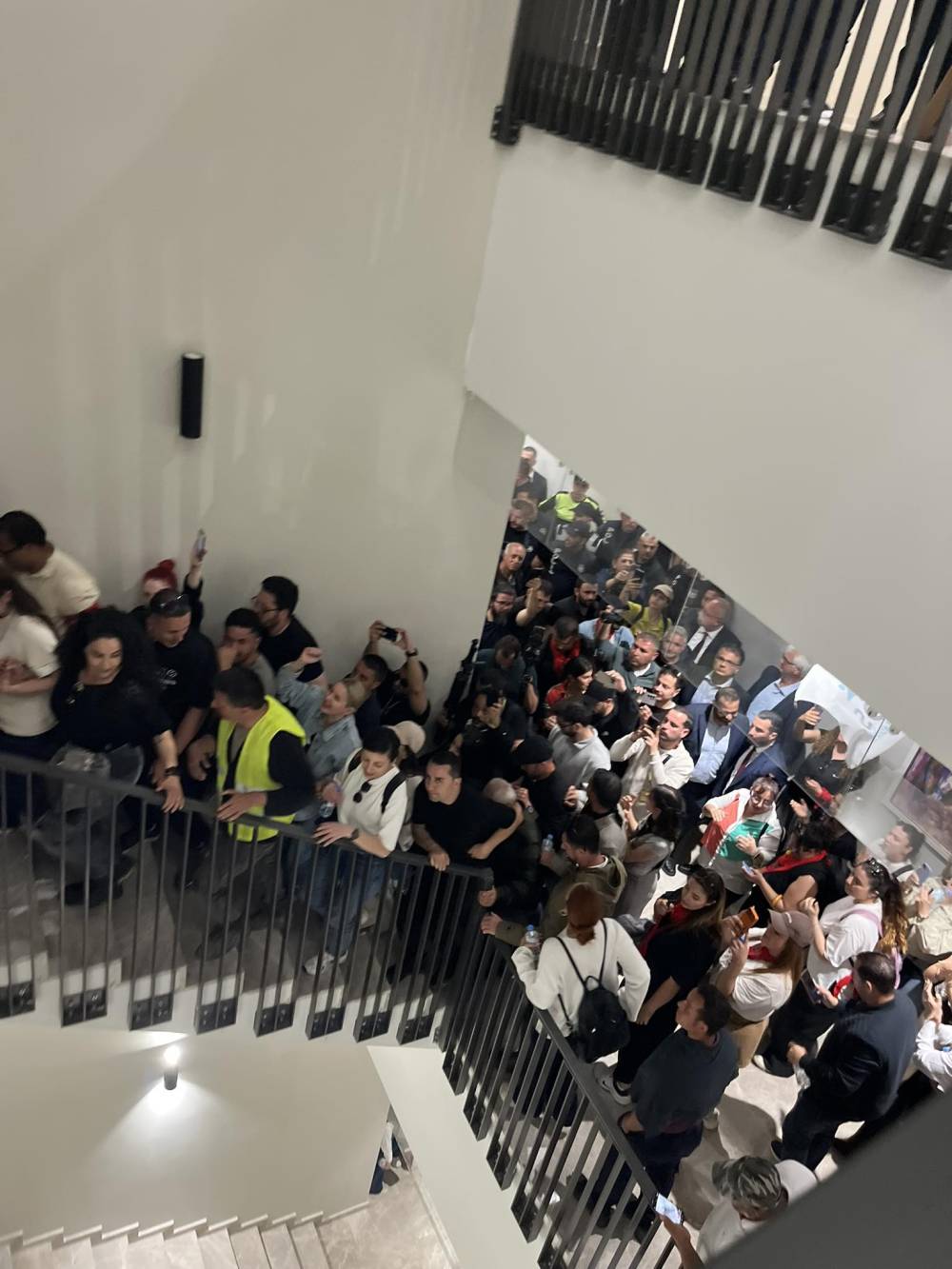 Halk sokakta: "Hükümet istifa" 25