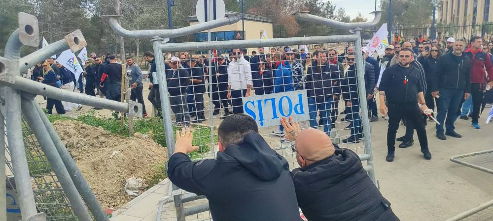 Halk sokakta: "Hükümet istifa" 28