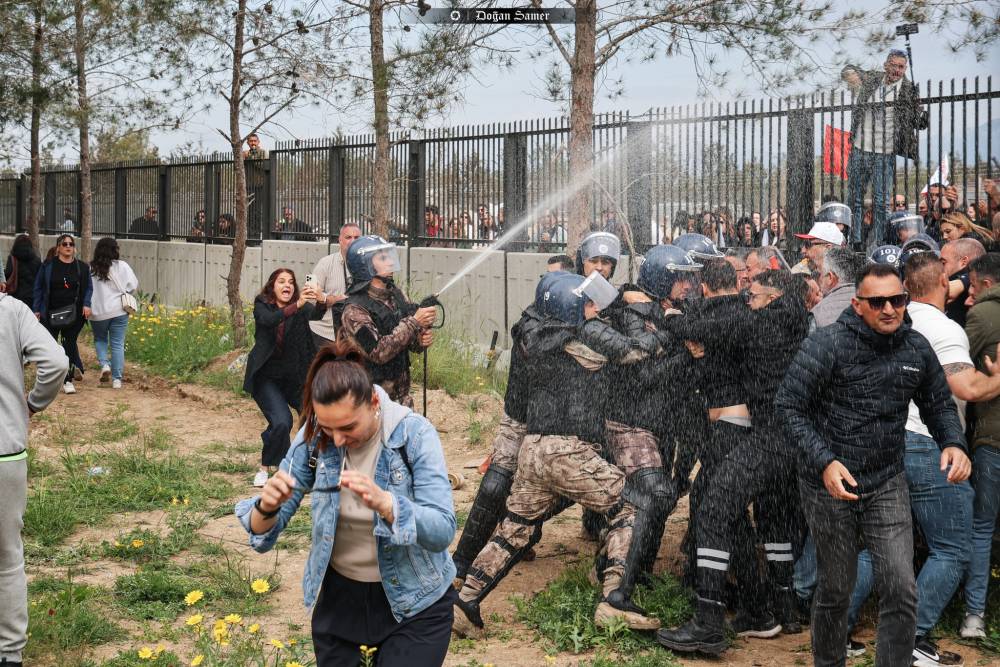 Halk sokakta: "Hükümet istifa" 36