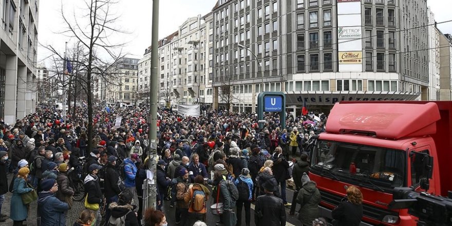 Almanya’nın birçok kentinde Covid-19 önlemleri protesto edildi