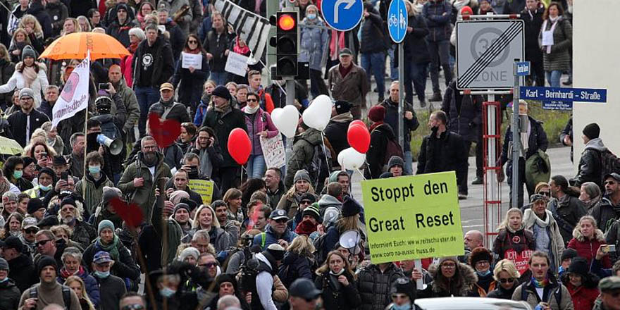 Almanya'da neo-nazilerden Covid-19 protestosu