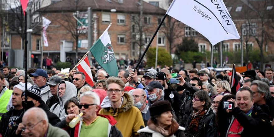 Almanya'da Covid-19 tedbirleri protesto edildi