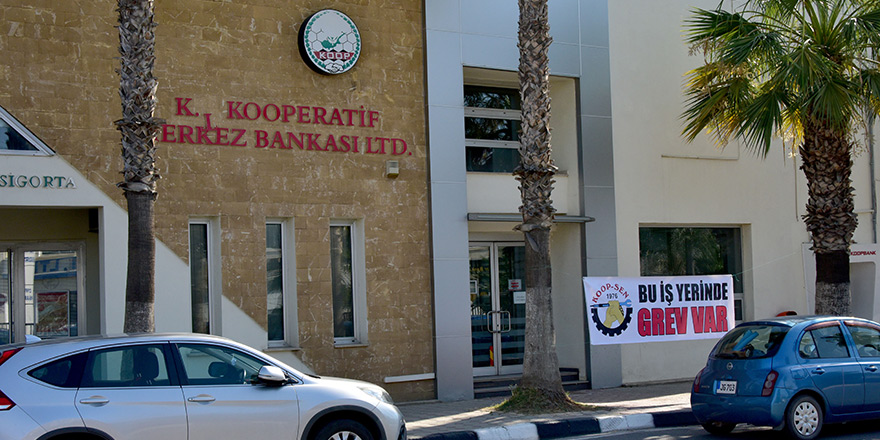 Koop-Sen, toplu iş sözleşmesi talebiyle grev yapıyor