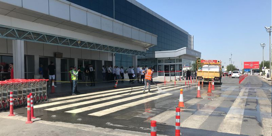 Ercan Havalimanı’nın tüm önündeki çizgiler boyandı