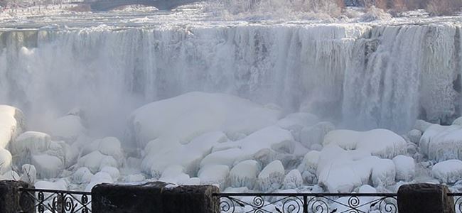 Niagara Şelalesinden buz akıyor