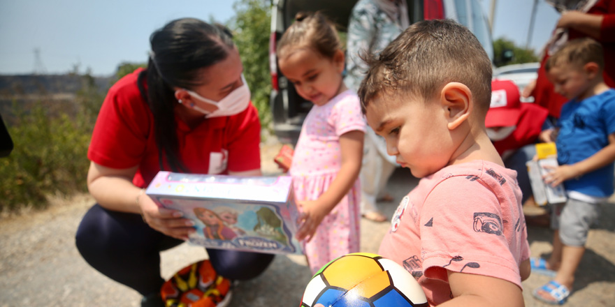 Kıbrıs'tan gönderilen hediye oyuncaklar yangın mağduru çocukların yüzünü güldürdü