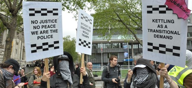 Londrada gergin anma töreni