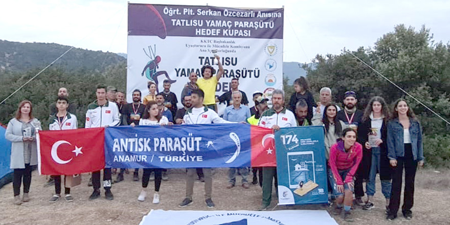 Tatlısu’da gökyüzü renklendi!