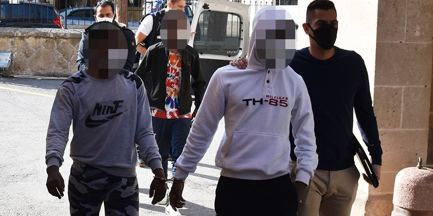 ‘Yere düşürülen 10 bin TL’yi buldu, sirkat etti, ev arkadaşlarıyla paylaştı’: 3 tutuklu