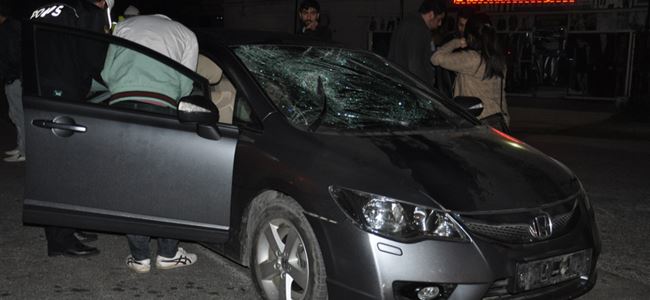 Arabanın üstünde 3 metre sürüklendi…