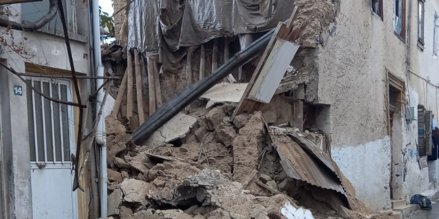 Aşırı yağışlar nedeniyle Lefkoşa Surlariçi'nde boş bina yıkıldı