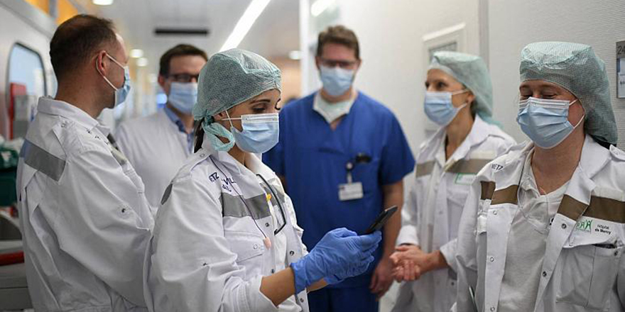 Alman doktorlar, Omicron varyantının etkisiyle pandeminin endemik hale gelebileceğini umuyor