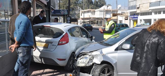 Duran araca çarptı