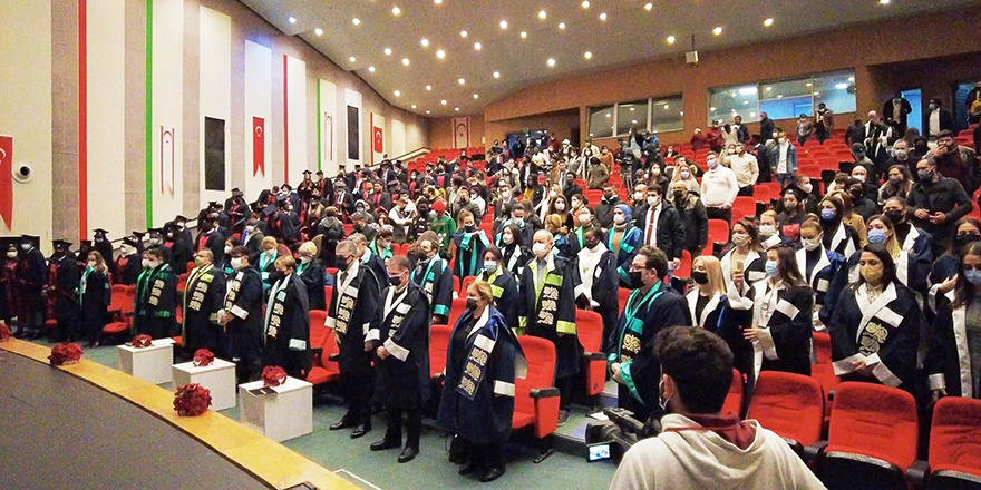 YDÜ'nün, 15 fakülte ve 1 yüksekokuldan mezun olan 450 öğrencisi için düzenlediği mezuniyet törenleri tamamlandı