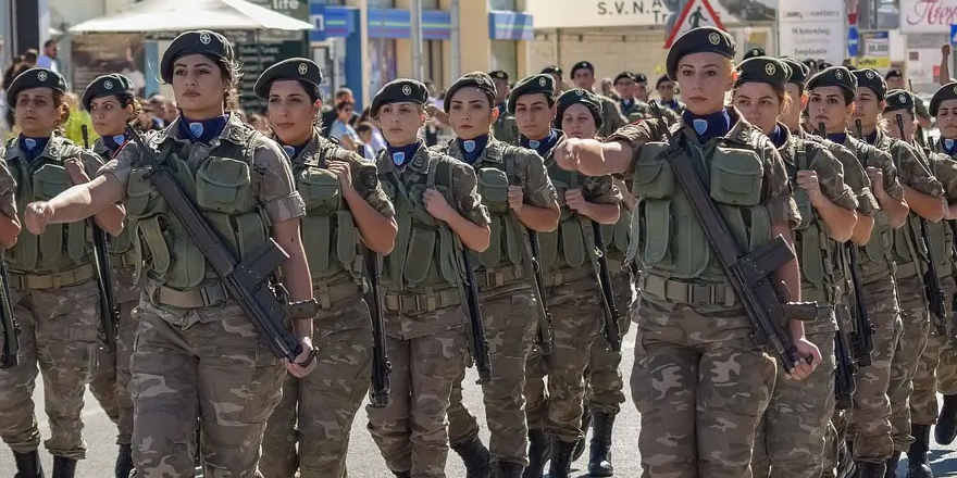 Muvazzaf kadın subaylar Saray önünde protesto eylemi yaptı