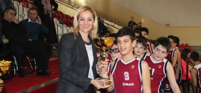 Madalyalar bakanlıkta veriliyor