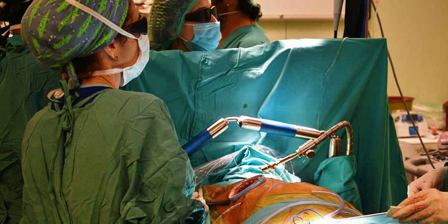 Üç boyutlu görüntüleme ile 4 santimetrelik kesiden kalp kapağı ameliyatı
