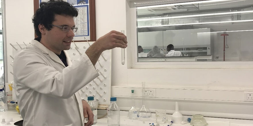 Kıbrıslı Türk genç eczacı Mustafa Pehlivan, yeni bir antibiyotik üretti: “Flavosilin”