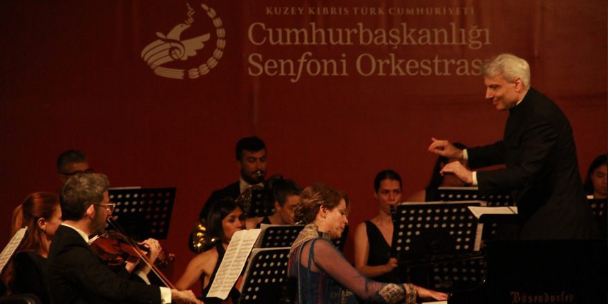 İtalyan şef Di Martino yönetimindeki CSO konserinde piyanist Rüya Taner de solist olarak sahne aldı