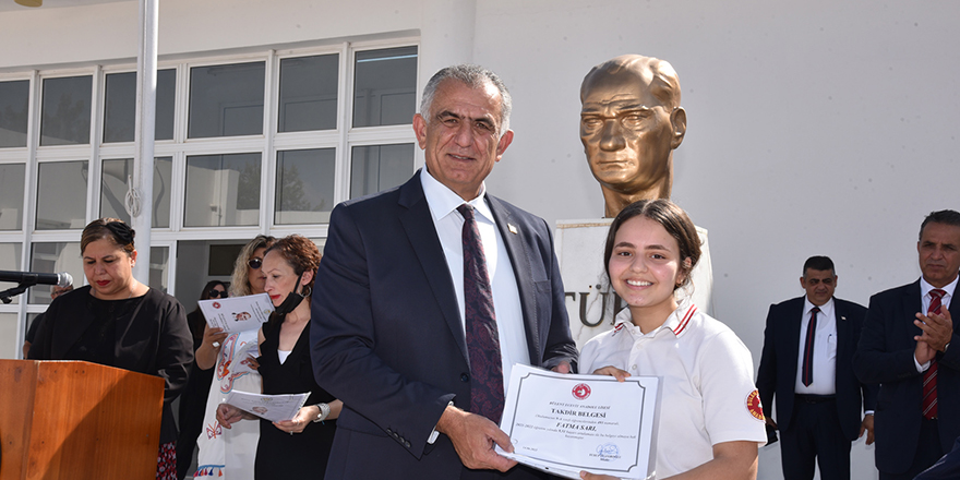 Ortaokul ve liselerde bugün karne sevinci yaşandı