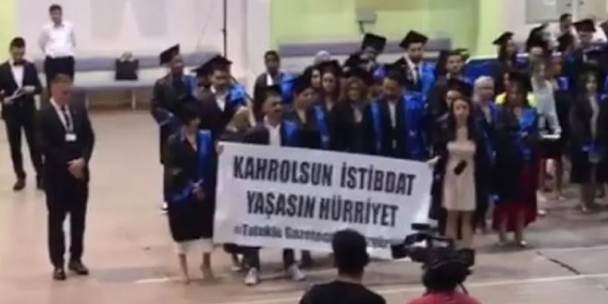 Öğrenciler 'Tutuklu Gazetecilere Özgürlük' pankartı açtı, rektör törenden ayrıldı