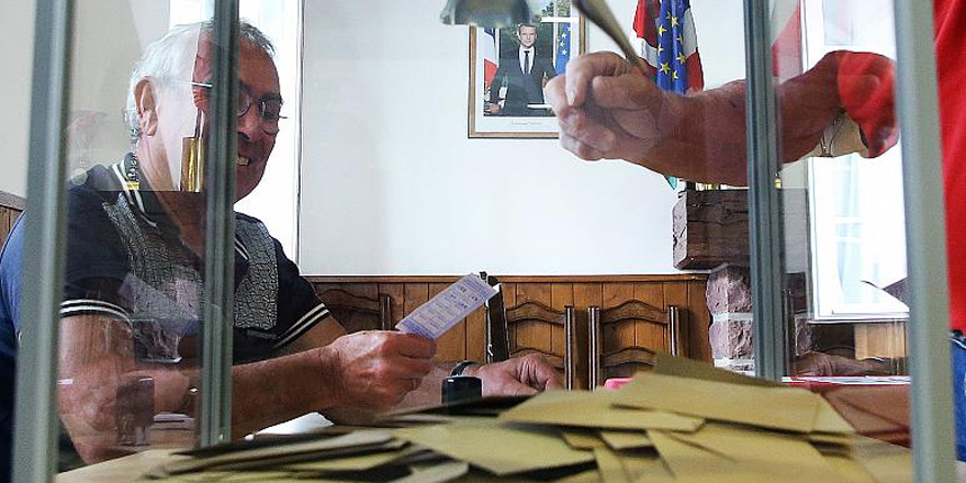 Fransa'da Le Pen tarihi başarı elde etti, sol ittifak ana muhalefet oldu