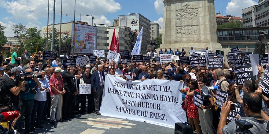 Türkiye’de gazeteciler ‘dezenformasyon yasasına’ karşı sokakta: Kahrolsun sansür