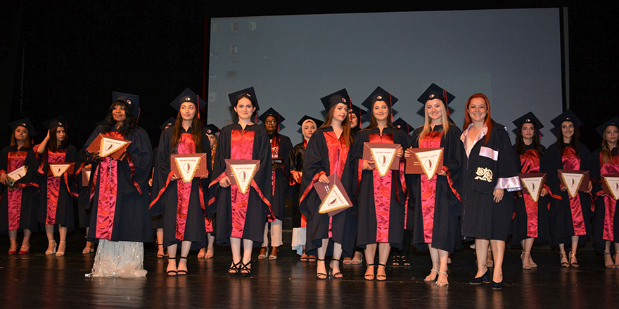 YDÜ Hemşirelik Fakültesi yeni mezunlarını verdi