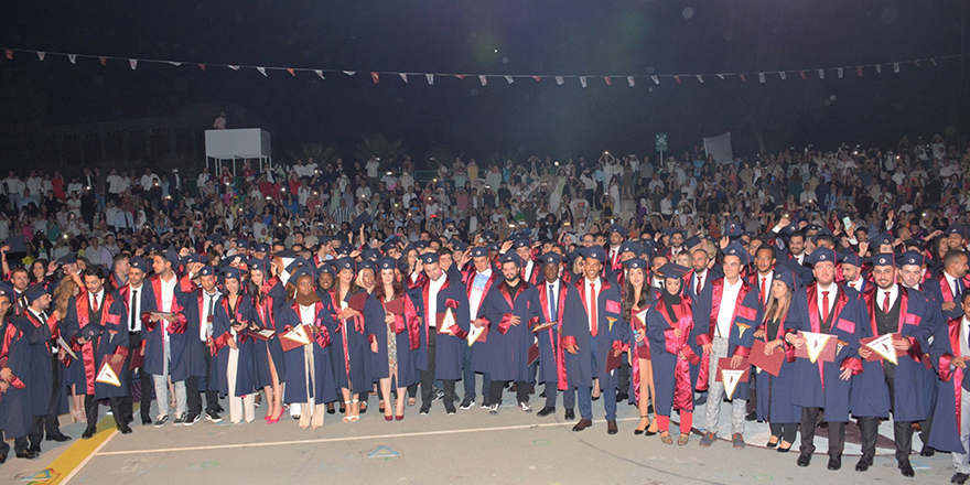 YDÜ Tıp Fakültesi’nden mezun olan genç doktorlar, diplomalarını alarak kep attı