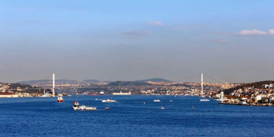 İstanbul Boğazı'nda arıza yapan gemi nedeniyle çift yönlü trafiğe kapatıldı