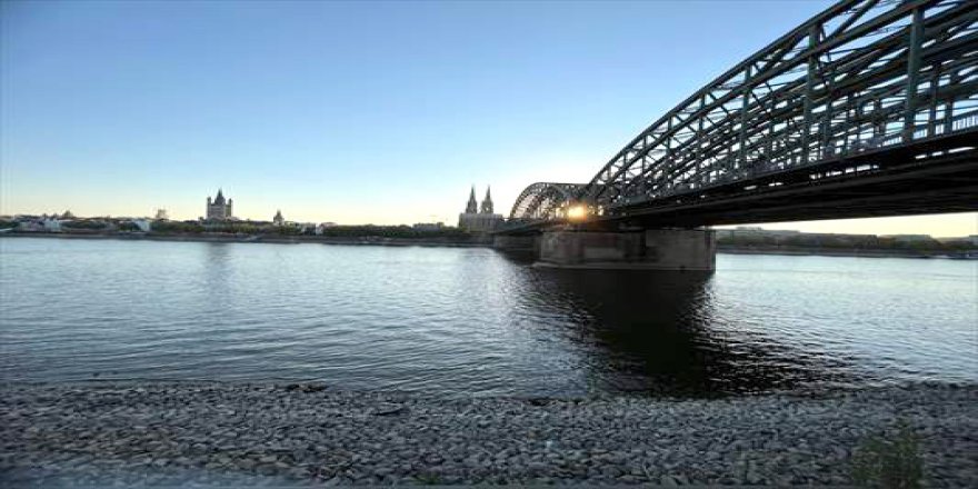 Aşırı sıcaklar Almanya'nın önemli ticaret yollarından Ren Nehri'ni kurutuyor